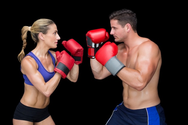 Бодибилдинг пара позирует с боксерскими перчатками
