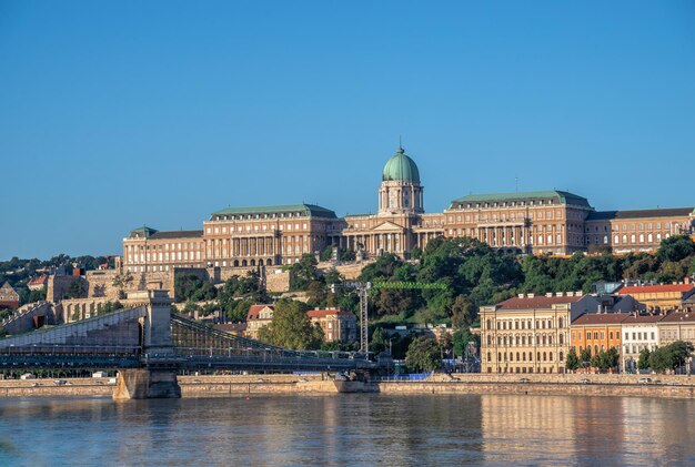 Boedapest, Hongarije 18.08.2021. Stadsarchitectuur van Buda en de rivier de Donau op een zonnige zomerochtend