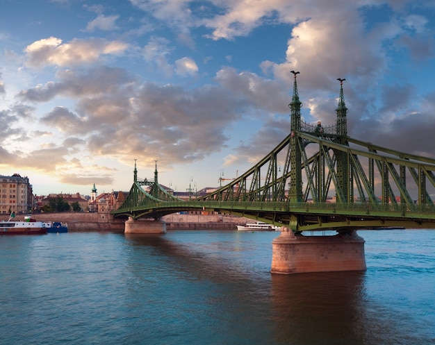 Boedapest Vrijheidsbrug over de rivier de Donau Avond stadsgezicht