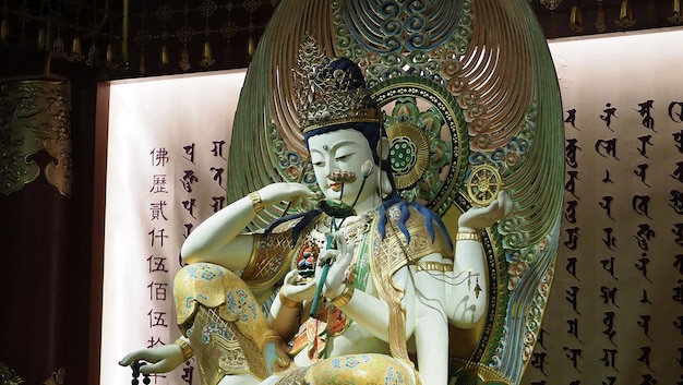 Boeddha beeld. Boeddhistische beeldhouwkunst. beelden van Chinese Boedha in de tempel van Singapore. Boeddha tand relikwie tempel China stad met standbeeld van Cintamanicakra Acala Manjushri Maitreya en Samantabhadra.