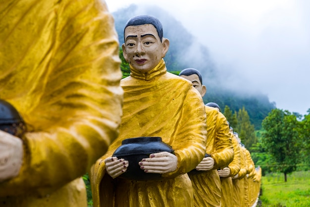 Foto boeddha beeld standbeeld birma stijl in tai ta ya klooster of sao roi ton tempel in myanmar