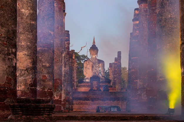 Boeddha foto rook sukhothai Wat Mahathat Boeddhabeelden Thailand.