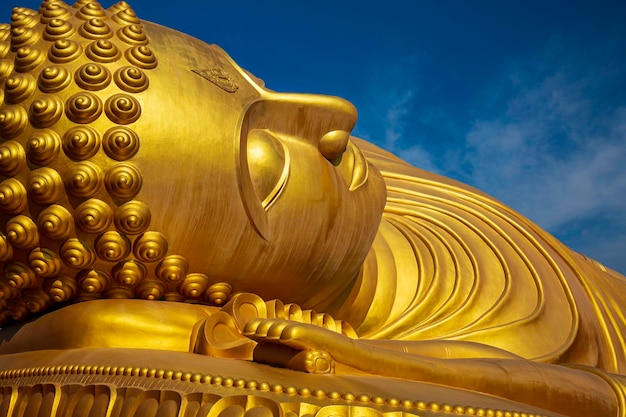 Boeddha gouden liggende Boeddha Het standbeeld van de heer in de boeddhistische tempel in Thailand