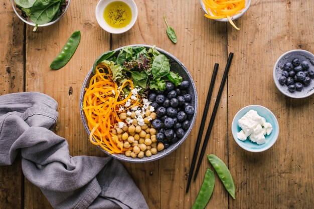 Boeddha kom salade met verse groenten