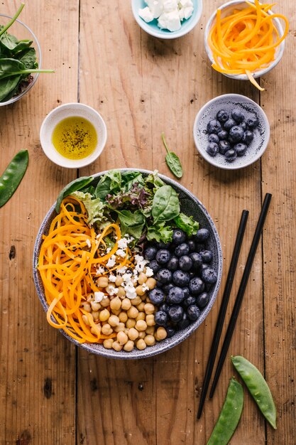 Boeddha kom salade met verse groenten