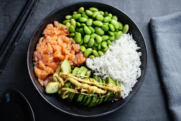 Boeddha of poke bowl geserveerd op donker