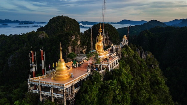 Boeddha op de top berg van wat tham seua (tiger cae), krabi, thailand