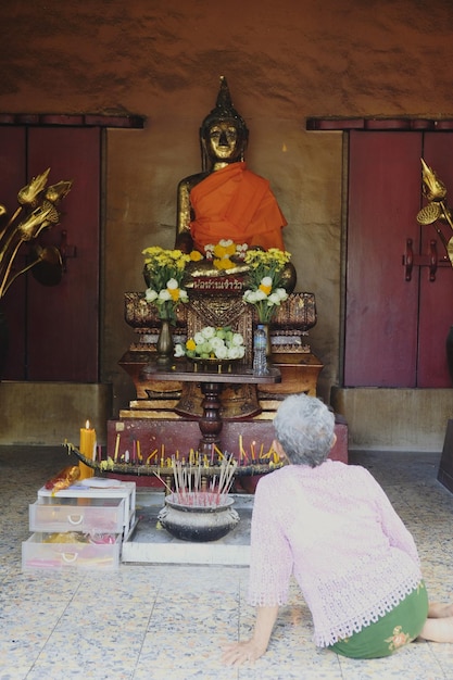 Boeddha standbeeld op tafel tegen het gebouw