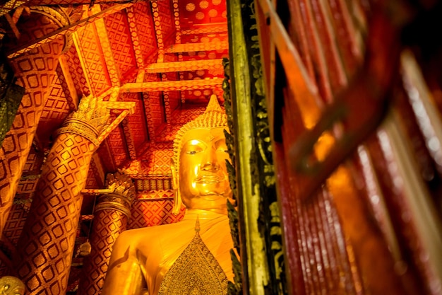 Boeddhabeeld bij Wat Phanan Choeng-tempel Ayutthaya Thailand