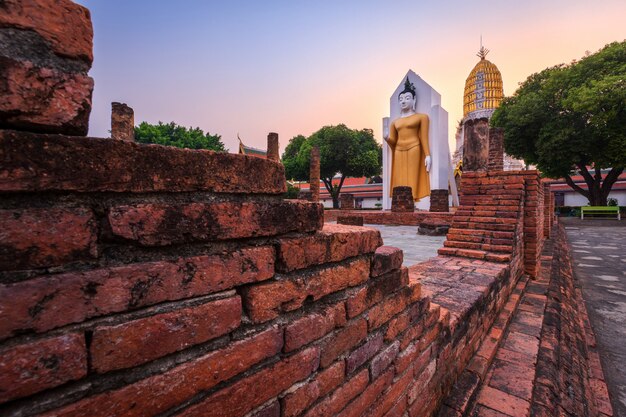 Boeddhabeeld bij zonsondergang zijn boeddhistische tempel in Wat Phra Si Rattana Mahathat ook welgemeend aangeduid als Wat Yai is een boeddhistische tempel Het is een belangrijke toeristische attracties in Phitsanulok, Thailand.