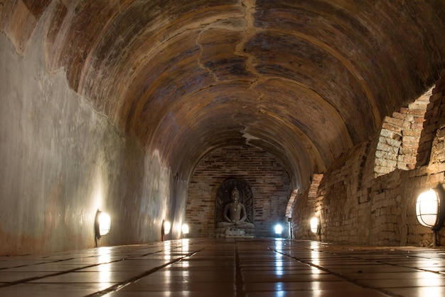 Boeddhabeeld in de oude grot van Wat Umong Suan Puthatham Chiang Mai Thailand