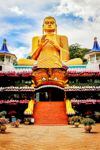 Boeddhabeeld in gouden grottempel in Dambulla Sri Lanka