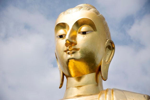 Boeddhabeeld in Wat Phra Mahathat chedi Pakdee Prakard gelegen op de bovenste heuvel van North BanKrut Beach in Prachuap Khiri Khan, Thailand