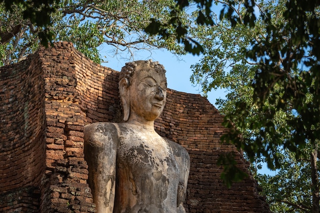 Boeddhabeeld in Wat Phra Si lriyabot in Kamphaeng Phet Historical Park, provincie Kamphaeng Phet