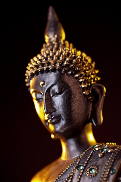 Boeddhabeeld met gloed tegen zwarte achtergrond