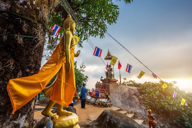 Boeddhabeeld mooi bij zonsondergang is een boeddhistische tempel