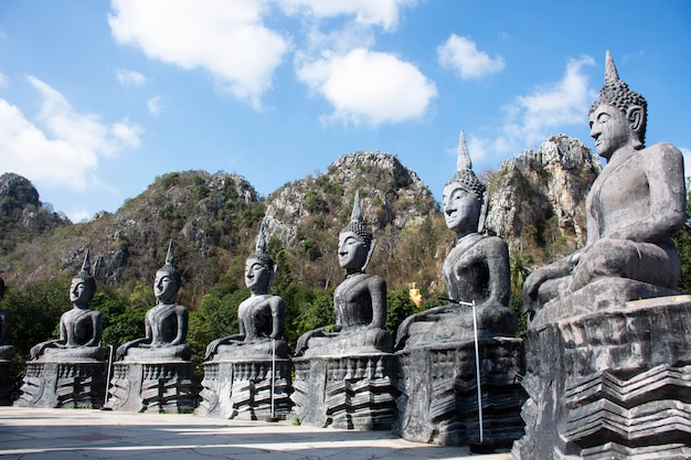 Boeddhabeeld voor Thaise mensen en buitenlandse reizigers reisbezoek en respect biddende zegen met heilig in het Wat Tham Krabok-klooster of de Thamkrabok-tempel in de stad Phra Phutthabat in Saraburi, Thailand