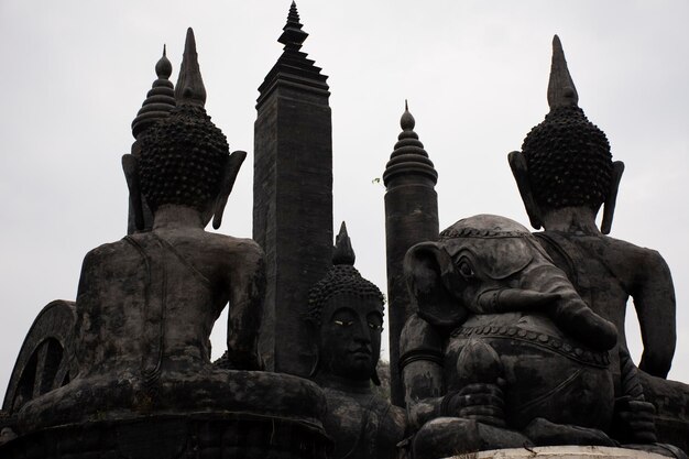 Boeddhabeeld voor Thaise mensen en buitenlandse reizigers reisbezoek en respect biddende zegen met heilig in het Wat Tham Krabok-klooster of de Thamkrabok-tempel in de stad Phra Phutthabat in Saraburi, Thailand