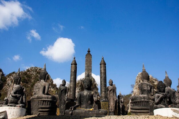 Boeddhabeeld voor thaise mensen en buitenlandse reizigers reizen bezoek respect bidden zegen met heilig in Wat Tham Krabok of Thamkrabok tempel in Phra Phutthabat op 12 januari 2023 in Saraburi, Thailand