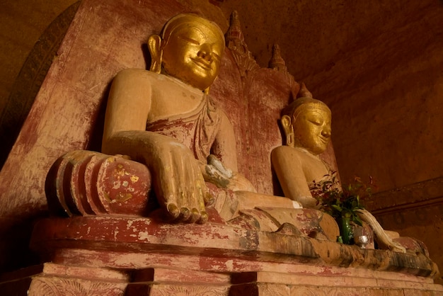 Boeddhabeelden in de stoepa's van de Bagan-vallei in Myanmar