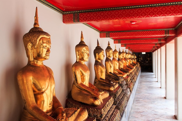 Boeddhabeelden in een rij bij de tempel