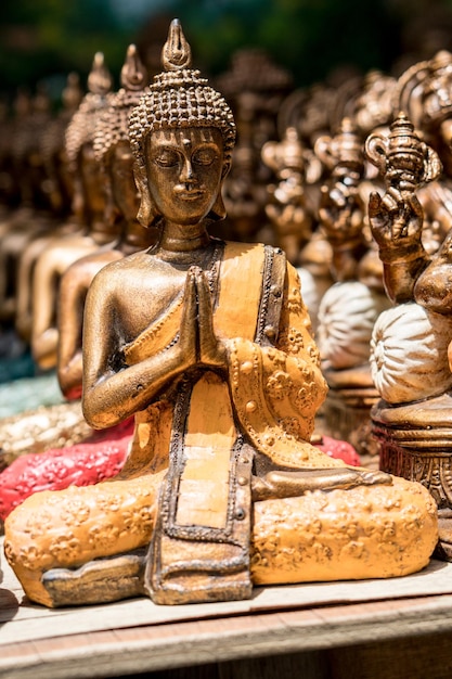 Boeddhabeeldfiguren verkocht als een traditioneel souvenir op de markt van Ubud, Bali, Indonesië