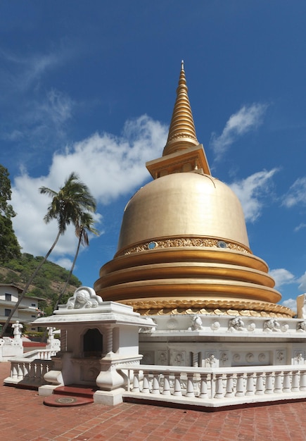 Boeddhistische dagoba-stupa in Gouden Tempel Dambulla Sri Lanka