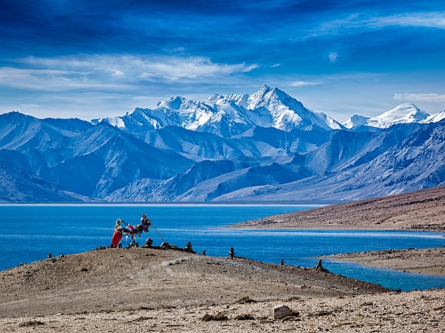 Boeddhistische gebedsvlaggen op het Himalaya-meer Tso Moriri