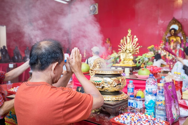 Boeddhistische mensen die in de tempel bidden