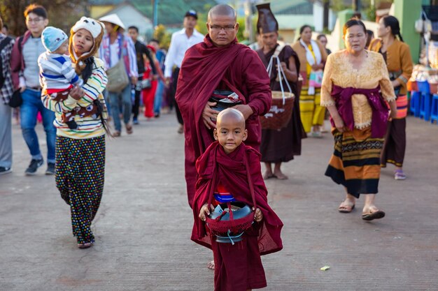 Boeddhistische monniken en pelgrims gaan naar Kyaiktiyo pagoda.Golden Rock. Myanmar