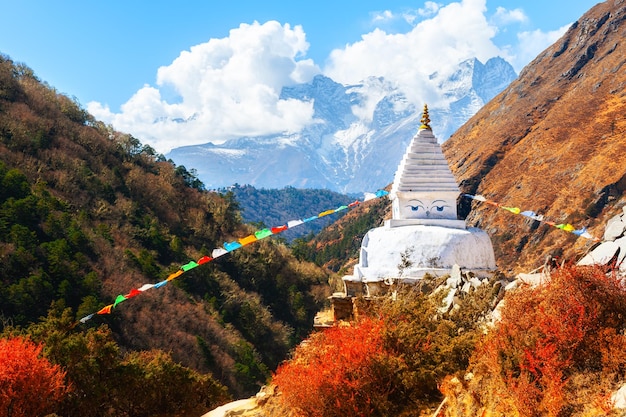 Boeddhistische stoepa in de herfstbergen van himalayagebergte. khumbu-vallei, everest-regio, nepal