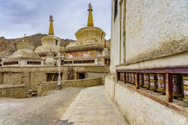 Boeddhistische stupa en gebedsmolens bij Lamayuru-klooster, Ladakh, India