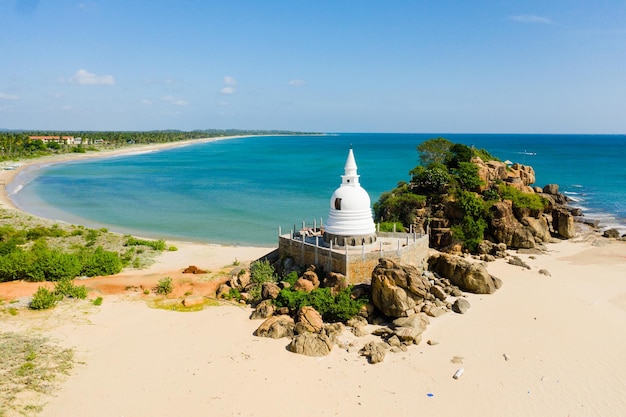 Boeddhistische tempel aan de oceaankust van Sri Lanka