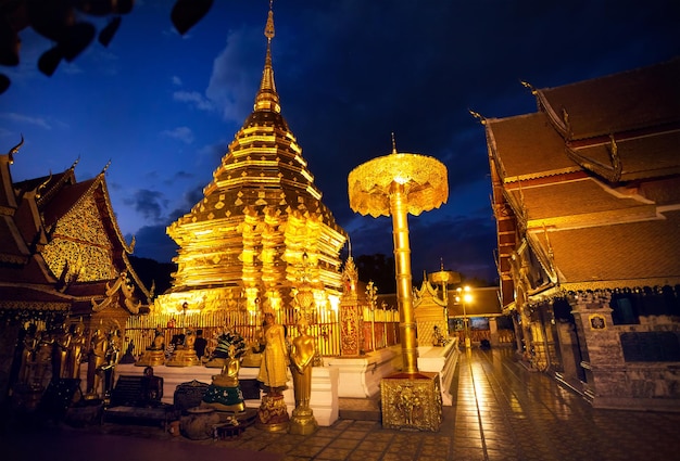 Boeddhistische tempel bij nachtelijke hemel in Thailand