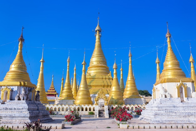 Boeddhistische tempel dicht bij de Pindaya-grot, gelegen naast de stad Pindaya Shan State Birma Myanmar Beroemde boeddhistische bedevaartsoord en een toeristische attractie