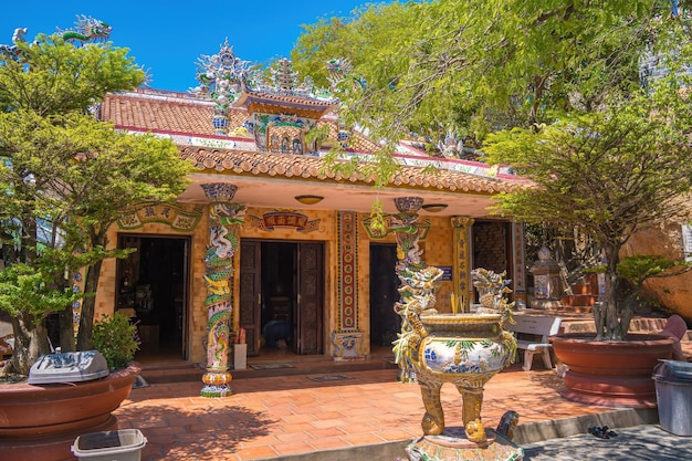 Boeddhistische tempel in Vietnam Co Thach-klooster Schoonheidsarchitectuur leidt naar het standbeeld van Lord Buddha dat toeristen aantrekt om in het weekend spiritueel te bezoeken