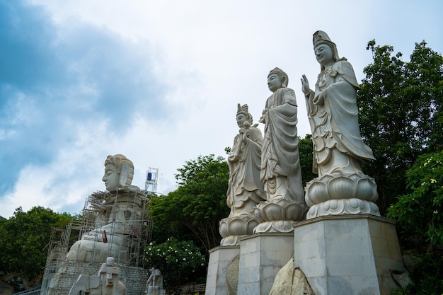 Boeddhistische tempel in Vietnam Mot Hon Linh Quang-klooster Schoonheidsarchitectuur leidt tot Lord Buddha-standbeeld dat toeristen aantrekt om in het weekend spiritueel te bezoeken