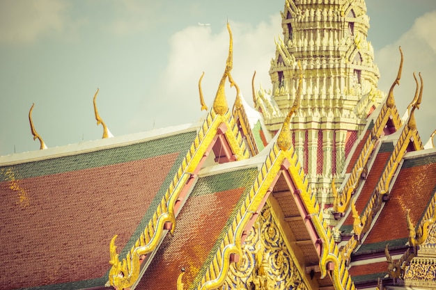 Boeddhistische tempel van Wat Phra Kaew, populaire toeristische attractie bij het Grand Palace in Bangkok, Thailand