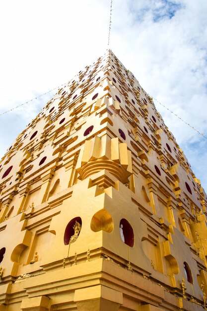 Boedha op Chedi Buddhakhaya een symbool van Sangklaburi Kanchanaburi Thailand