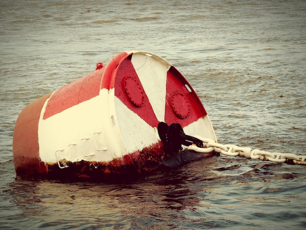 Foto boei op zee