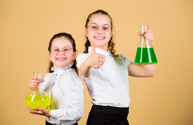 Boeiend experiment Basiskennis Kennisdag Schoolmeisjes bevriend met chemische vloeistoffen Jeugd en opvoeding Kennis en informatie Samen experimenteren Onderwijsconcept