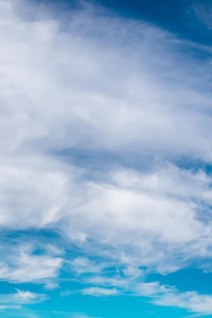 Boeiende blauwe en witte lucht een natuurlijke textuur achtergrond met wolken