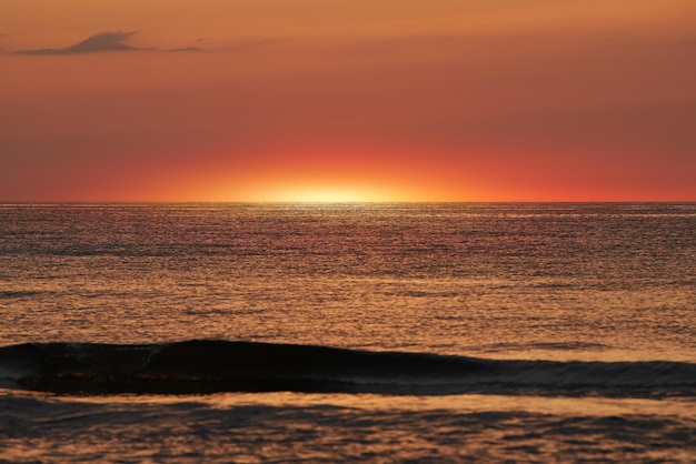 Boeiende zonsondergang boven de rustige zee Golden Hour aan de Oostzee