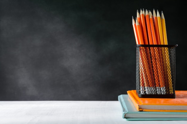 boek en potlood op witte tafel zwarte bord achtergrond met studie en onderwijs