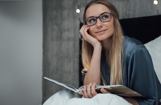 Foto boek lezen voor het slapen gaan