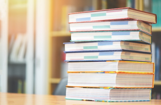 Boek onderwijs concept terug naar school en studie - gestapelde boeken in de bibliotheek op de tafel