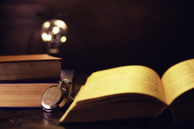 Boek op een houten tafel achtergrond met kopie ruimte Historische sfeer Vintage Engelse stijl Bewijs zoeken concept Lege ruimte voor tekst