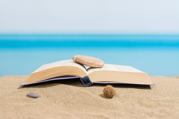 Boek op het strand