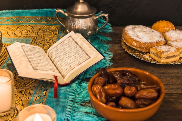 Foto boek op mat temidden van arabische desserts