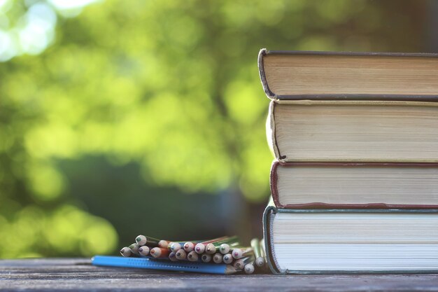 Boek stapel achtergrond tafel houten buiten